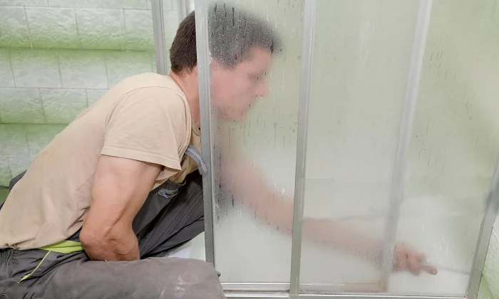 Как установить душевую дверь